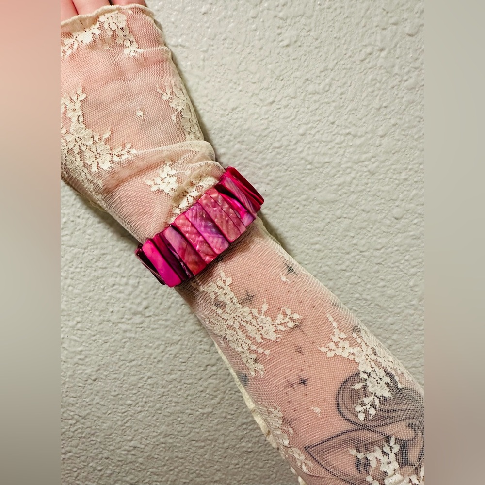 Gorgeous vintage bright pink Abalone bracelet